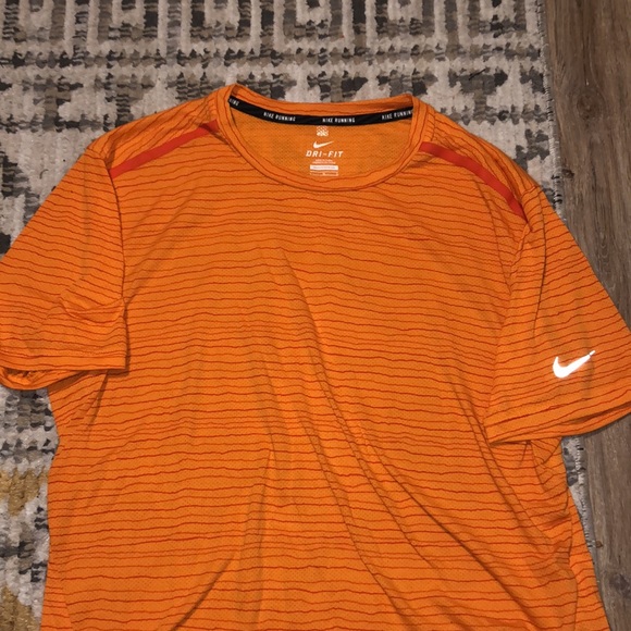 Nike Tailwind running t-shirt. Large - Picture 1 of 3
